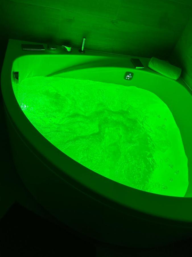 Luxury With Jacuzzi Apartment *