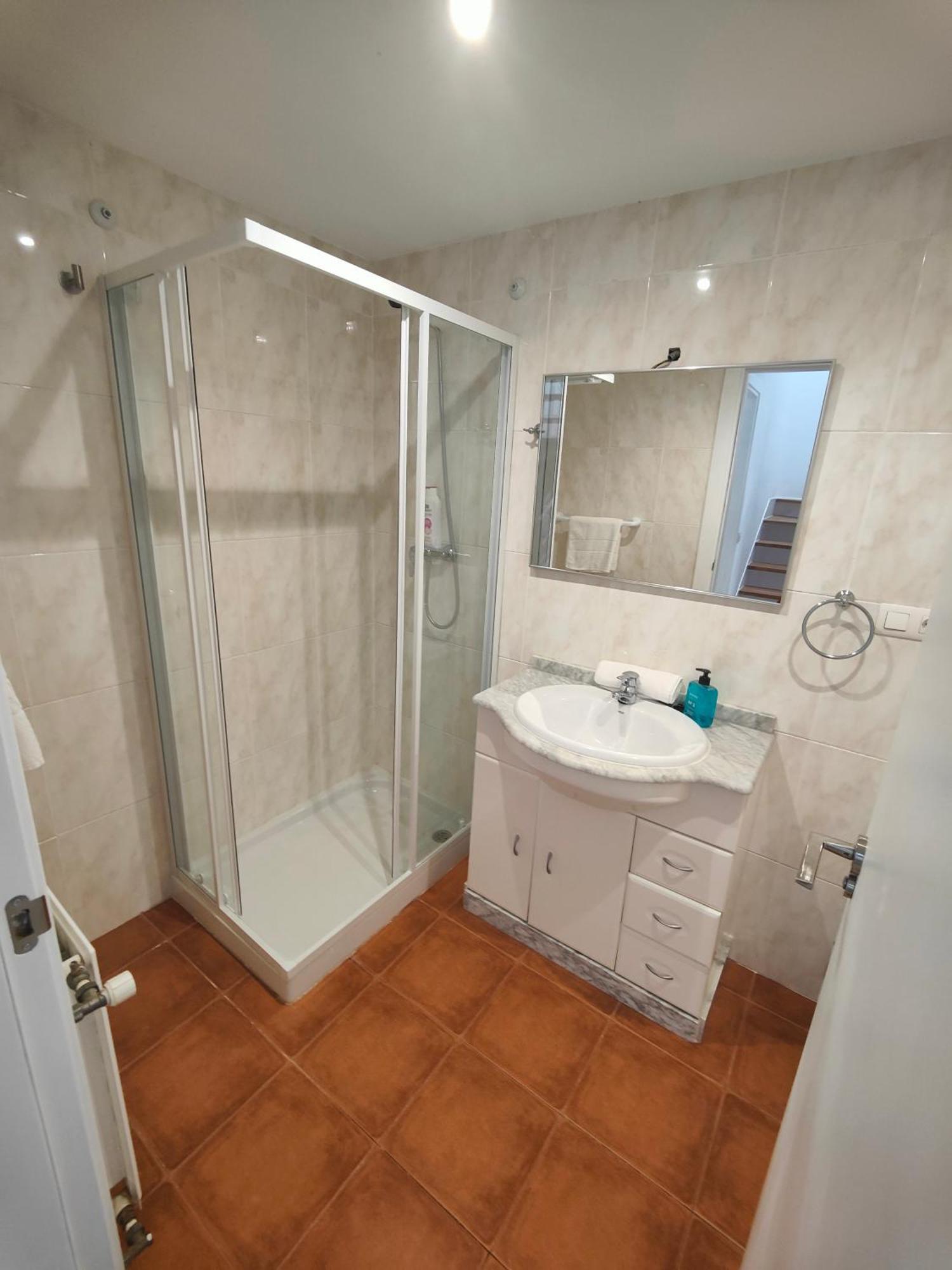 Con Wifi , Ps4 , Garaje, 5 Dormitorios, 3 Banos, Сasa de vacaciones Santiago de Compostela
