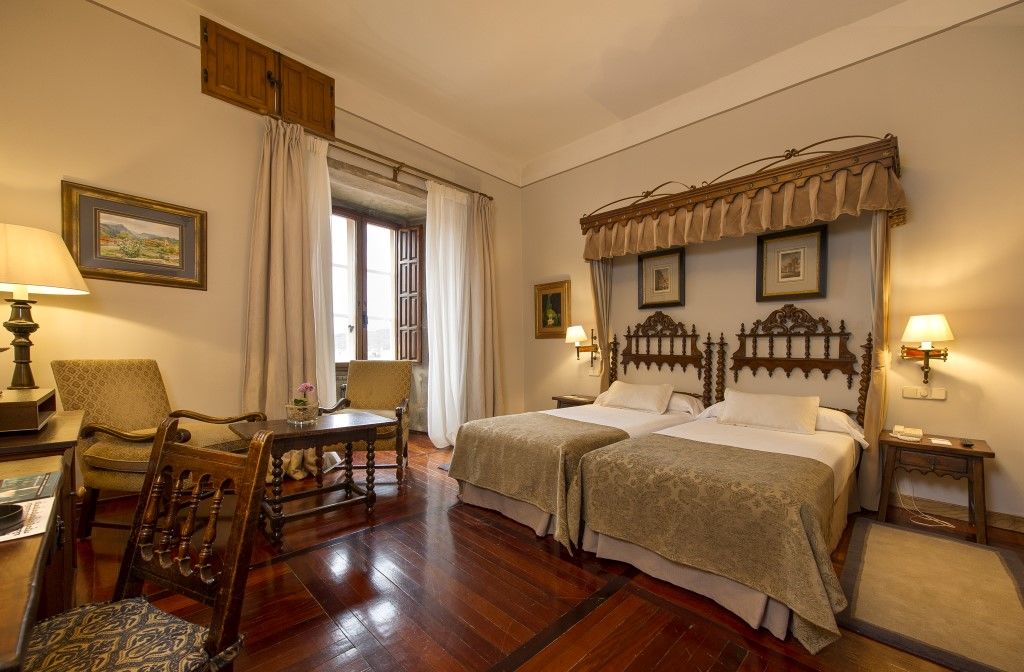 De Santiago - Reis Catolicos 5*